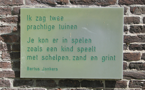 833273 Afbeelding van een kunststof plaquette met een gedicht van Bertus Jonkers, aan de muur van de stallen in de tuin ...